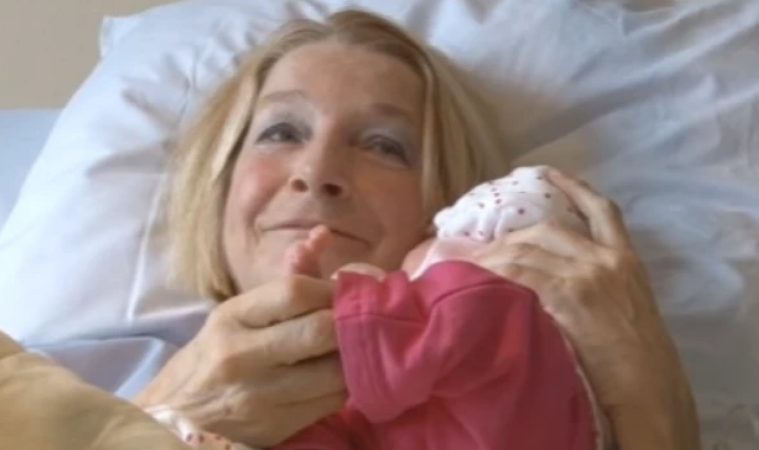 试管|63岁老太用试管技术生下健康女婴，9年后衰老死亡女儿陷入绝望