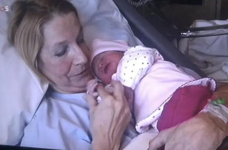 试管|63岁老太用试管技术生下健康女婴，9年后衰老死亡女儿陷入绝望