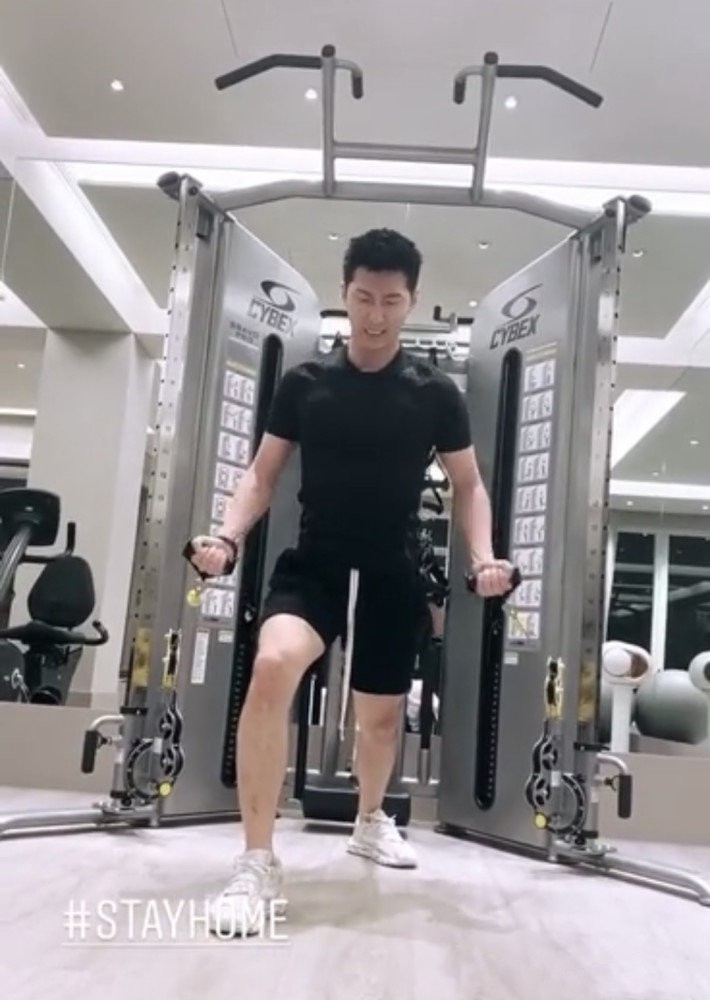 何超莲|做定赌王女婿？何超莲晒窦骁健身照，两人疑似同居