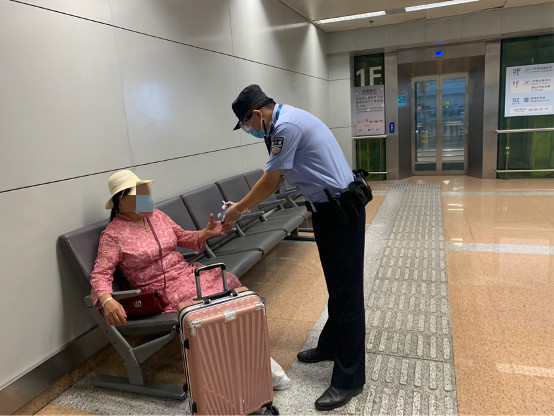 航站楼|女子来京“创业”却迷失航站楼，点名要见某企业家