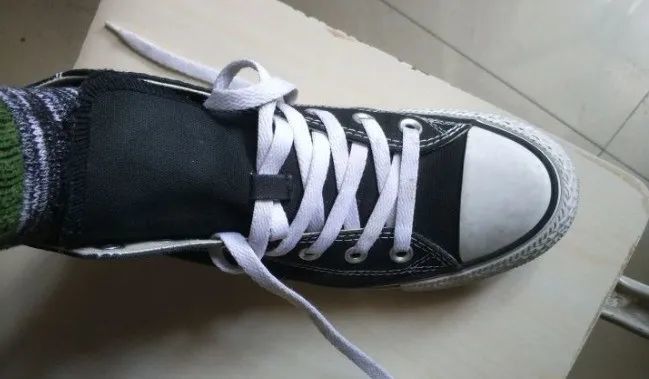 aj1鞋舌头总是跑偏怎么办