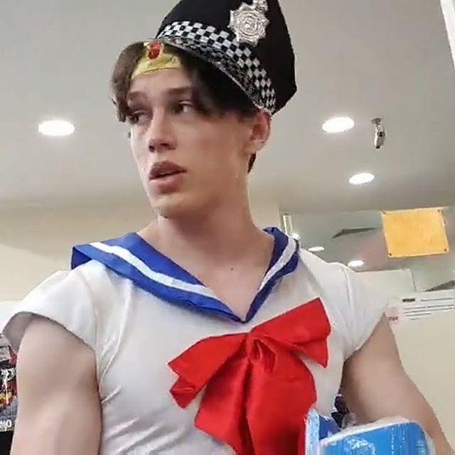 乔治·弗洛伊德|澳洲网红将脸涂黑后录制视频嘲笑美国黑人弗洛伊德，竟获粉丝打赏