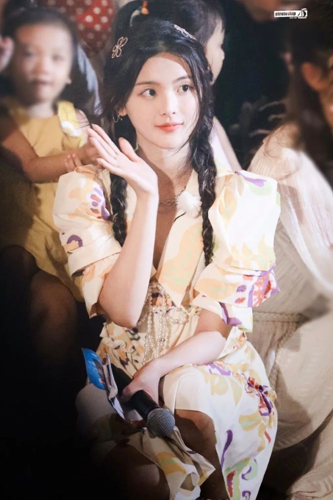 火箭少女101解散杨超越穿公主裙配双麻花辫造型颜值越来越高