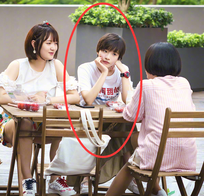 关晓彤宿舍合照被疯传,全程被左边漂亮妹妹抢镜,寝花可不是白叫的