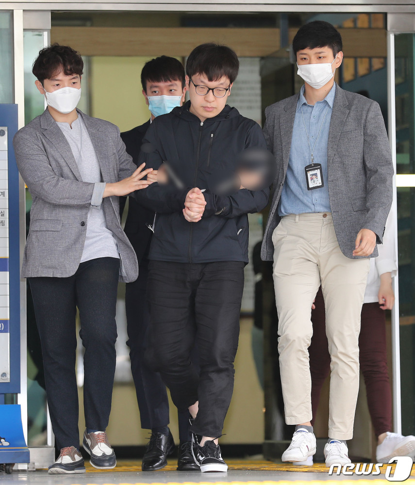 南景邑|韩国“N号房”赵博士共犯被公开示众：当场道歉 点头认罪