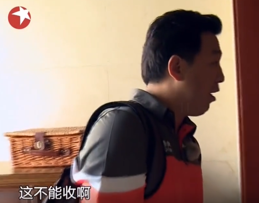 郭京飞|网友双标？郭京飞摔对讲机被骂玩不起，黄渤当年摔快递被翻出