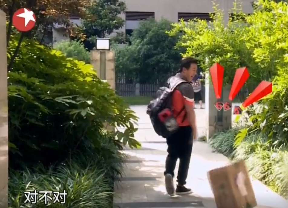 郭京飞|网友双标？郭京飞摔对讲机被骂玩不起，黄渤当年摔快递被翻出