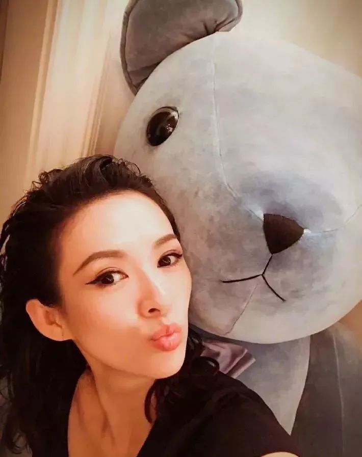 章子怡|章子怡过亿豪宅曝光：上下三层装修豪华，游泳池后花园应有尽有