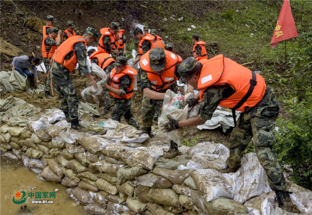 武警江苏总队官兵紧急驰援长江支流抗洪抢险
