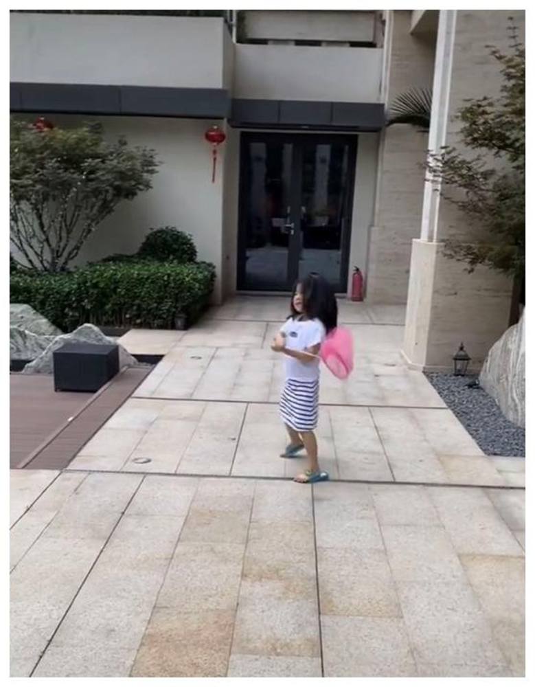 章子怡|章子怡过亿豪宅曝光：上下三层装修豪华，游泳池后花园应有尽有