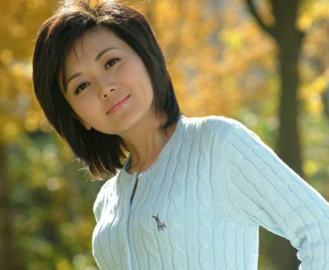 著名央视主持人清华硕士毕业被称冰山美人今43岁仍未婚