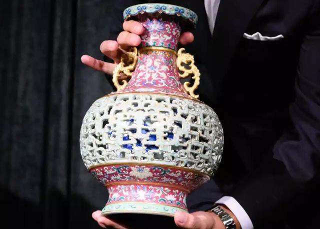 花瓶|老外花近400元买花瓶，如今发现是清朝文物卖出6000多万