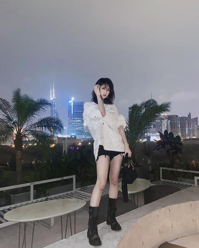 姚安娜不愧为名门贵女7月15日穿大牌装凹造型比孟晚舟还贵气