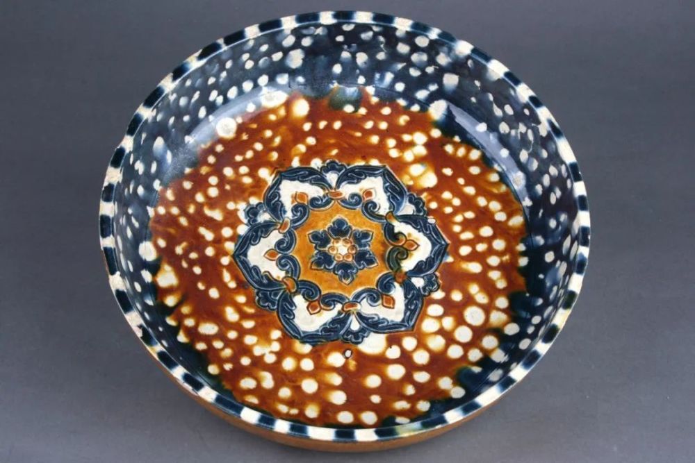 三彩刻宝相花纹盘