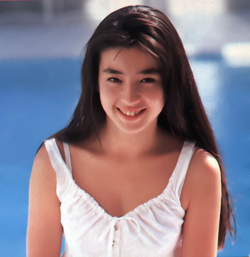 10岁那年,宫泽理惠被请生母接回家,就此成为了母亲的"摇钱树"