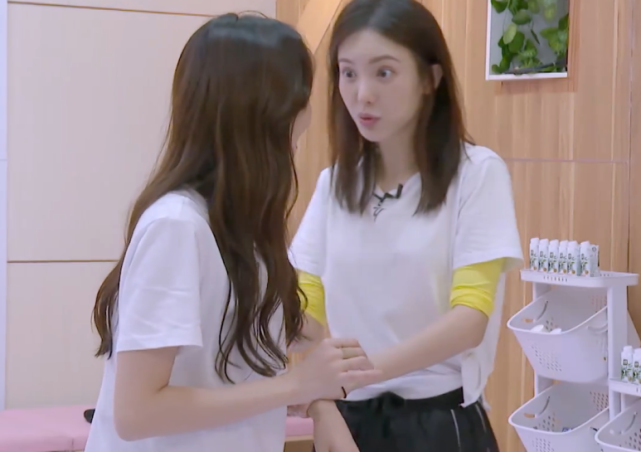 以为金晨是优雅的淑女,排练时的表现,张含韵和孟佳才发现看错了