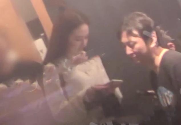 王思聪|王思聪深夜现身餐厅，两美女相伴聊天，但王思聪依然“生无可恋”