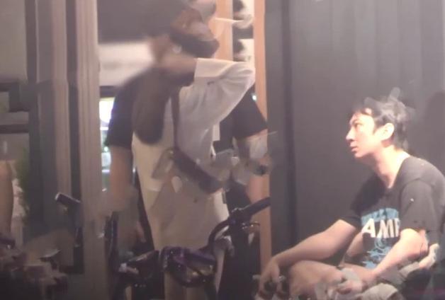 王思聪|王思聪深夜现身餐厅，两美女相伴聊天，但王思聪依然“生无可恋”