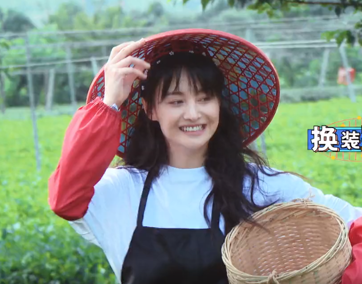 郑爽|郑爽不化妆就去摘茶叶，镜头近距离扫过她的脸，终于相信她28岁