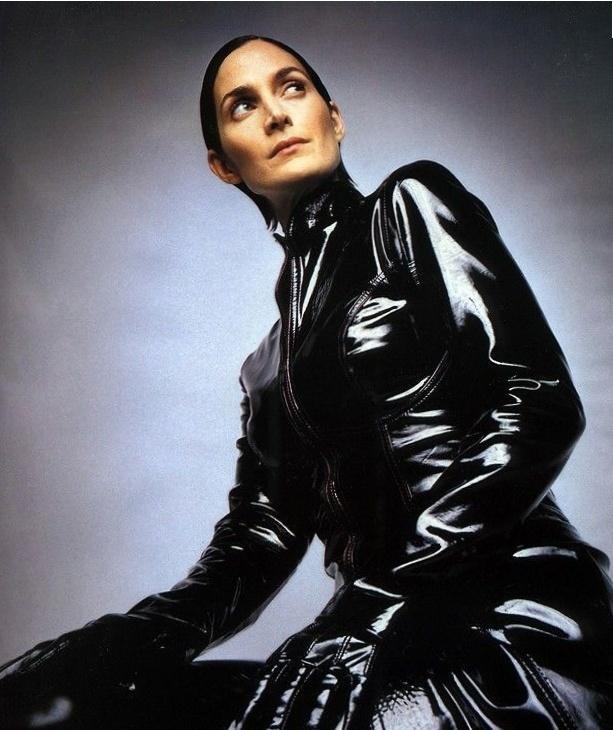 神秘与性感并存魅力爆棚的女特工一个眼神就能勾人