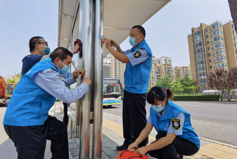 站牌|公交站台清理“牛皮癣”，看站牌不碍眼了