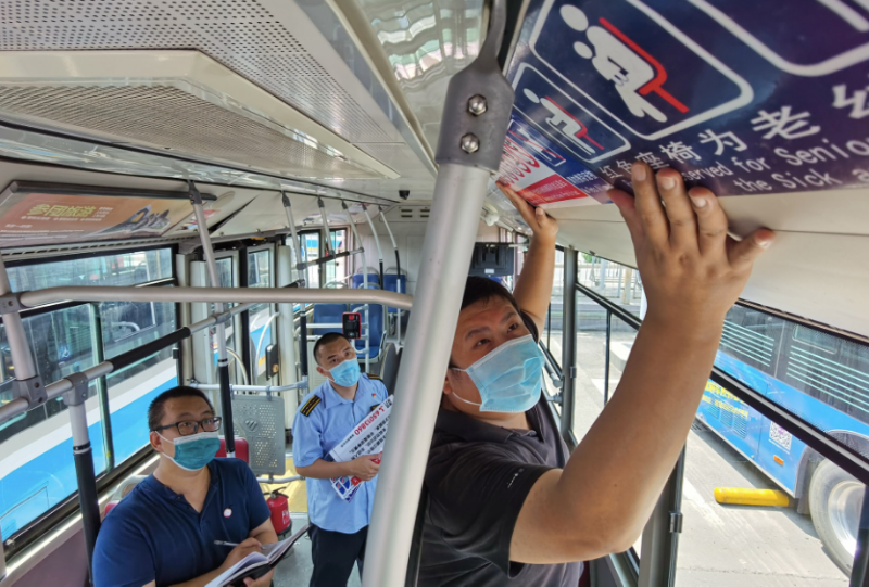 站牌|公交站台清理“牛皮癣”，看站牌不碍眼了