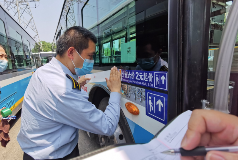 站牌|公交站台清理“牛皮癣”，看站牌不碍眼了