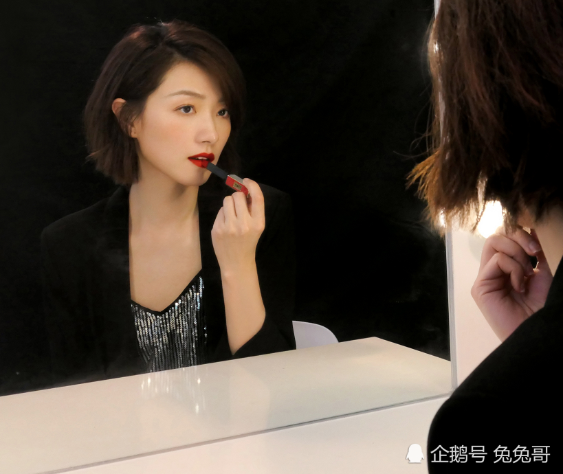 万茜|万茜真是面面俱到，躺病床上都不忘感谢李佳琦，被对方暖心提醒