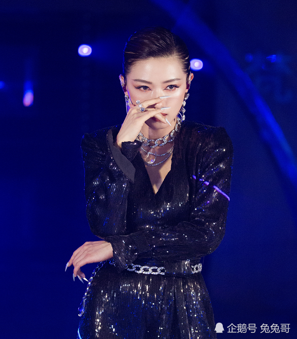 万茜|万茜真是面面俱到，躺病床上都不忘感谢李佳琦，被对方暖心提醒