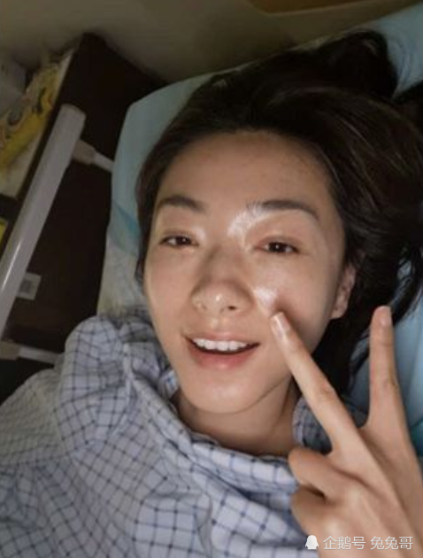 万茜|万茜真是面面俱到，躺病床上都不忘感谢李佳琦，被对方暖心提醒