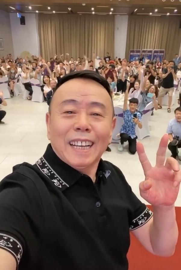 潘长江罕曝骨折后近况,轮椅上身形越发消瘦,酷暑坚持工作惹心疼