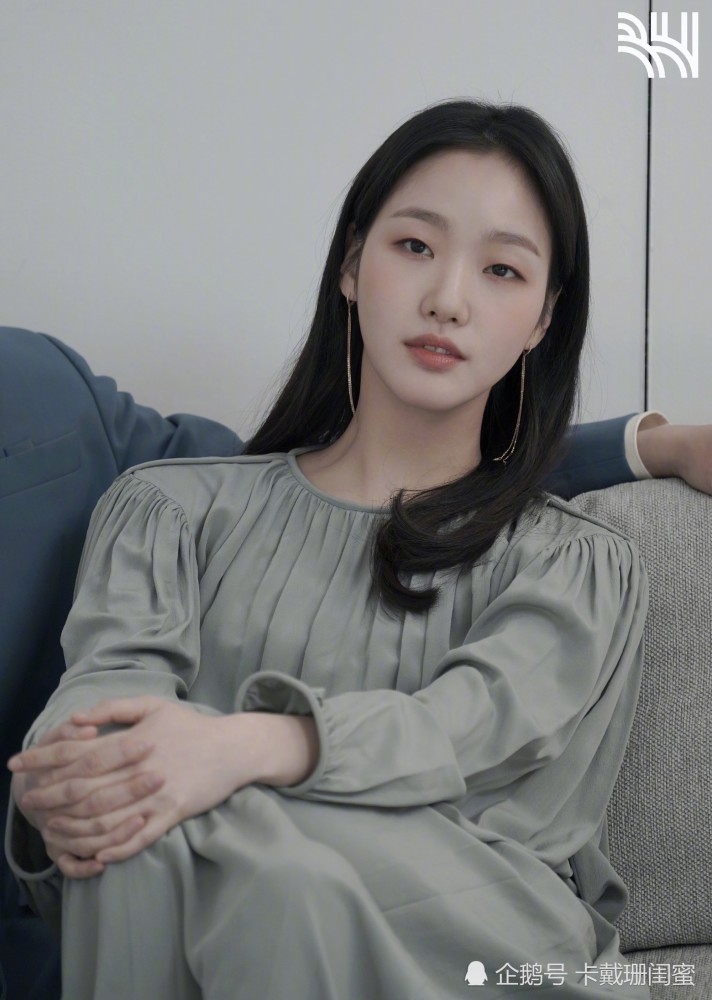 韩国第一单眼皮美女金高银看完笑容恋爱了