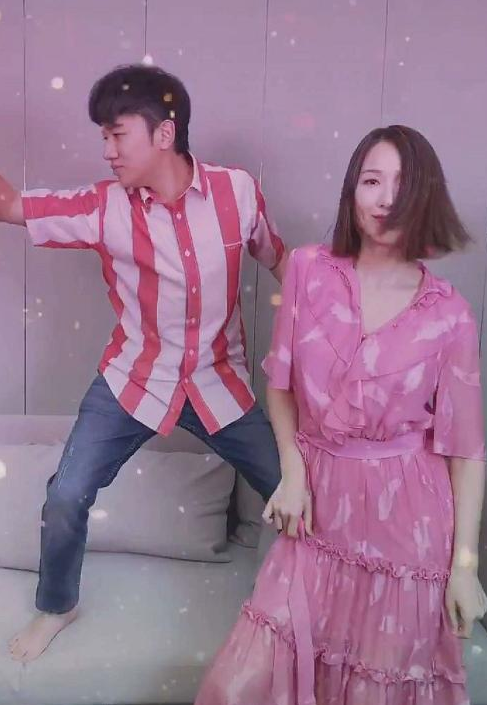 王祖蓝|王祖蓝跳拉丁逗老婆和腹中宝宝，用力过猛吓得李亚男捂着孕肚逃跑