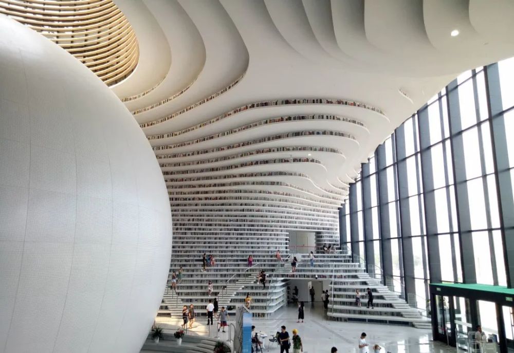 它也不单单发挥了图书馆的作用,还成了网红打卡景点,吸引着人们前来