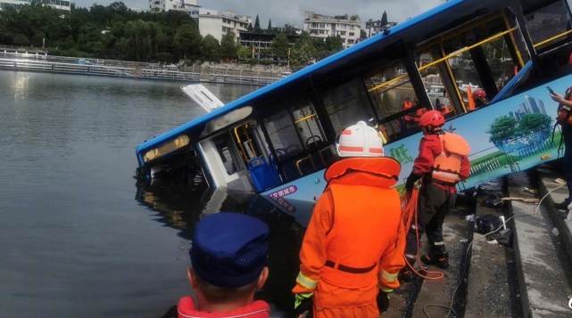 借貴州安順公交車墜湖事件說事身在福中要知福