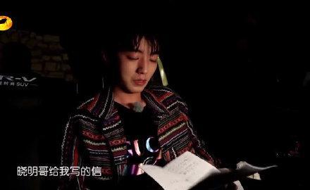 王俊凯|王俊凯录制中餐厅被偶遇，返场当飞行嘉宾，穿粉色衬衫少年感满满