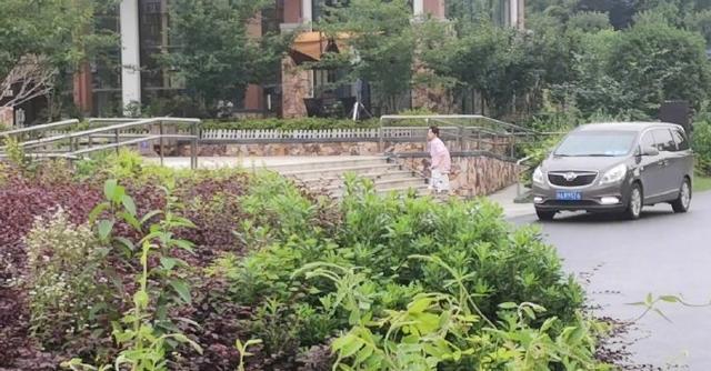 王俊凯|王俊凯录制中餐厅被偶遇，返场当飞行嘉宾，穿粉色衬衫少年感满满