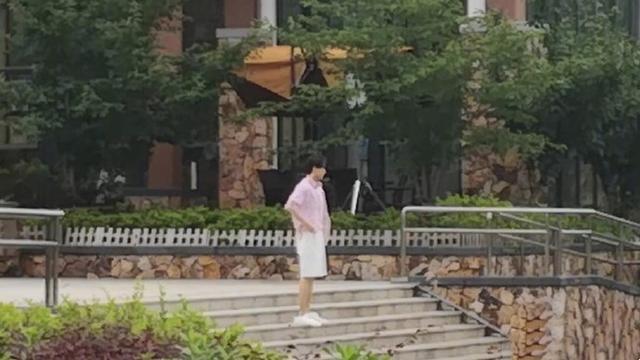 王俊凯|王俊凯录制中餐厅被偶遇，返场当飞行嘉宾，穿粉色衬衫少年感满满