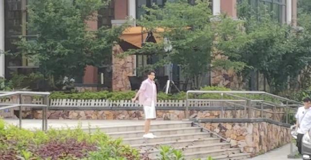 王俊凯|王俊凯录制中餐厅被偶遇，返场当飞行嘉宾，穿粉色衬衫少年感满满