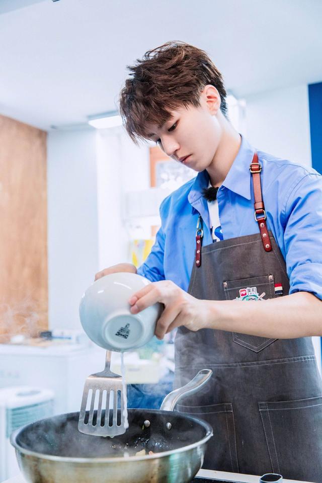 王俊凯|王俊凯录制中餐厅被偶遇，返场当飞行嘉宾，穿粉色衬衫少年感满满