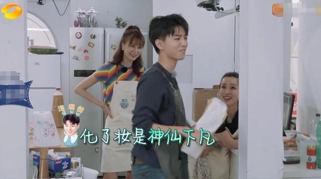 王俊凯|王俊凯录制中餐厅被偶遇，返场当飞行嘉宾，穿粉色衬衫少年感满满