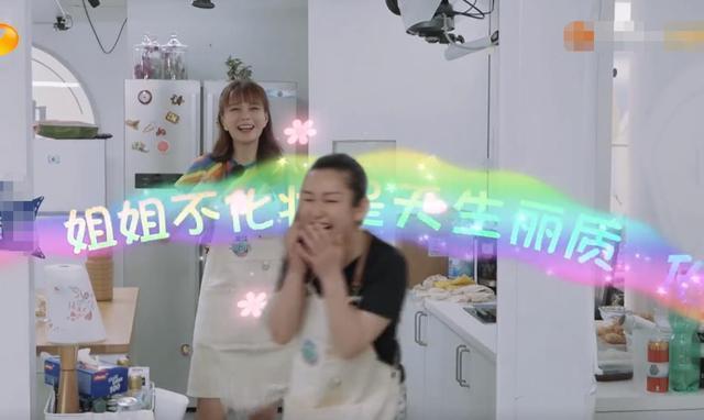 王俊凯|王俊凯录制中餐厅被偶遇，返场当飞行嘉宾，穿粉色衬衫少年感满满