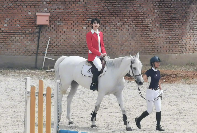 王境泽|蔡徐坤魅力有多大？“真香本人”王境泽奔赴前线只为追蔡徐坤！