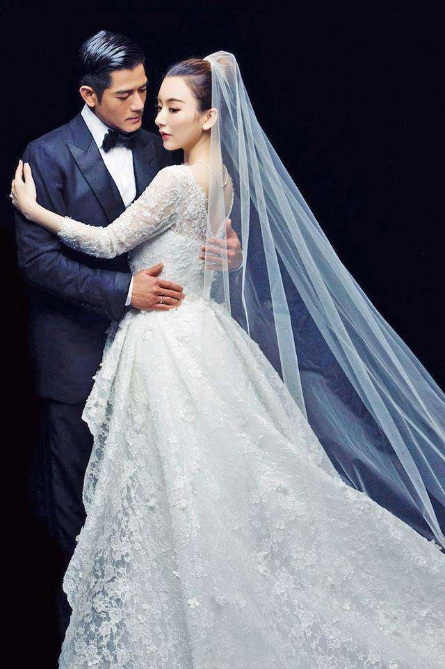 郭富城|郭富城罕见现身，开豪车做按摩，小22岁娇妻却只能地铁上班？