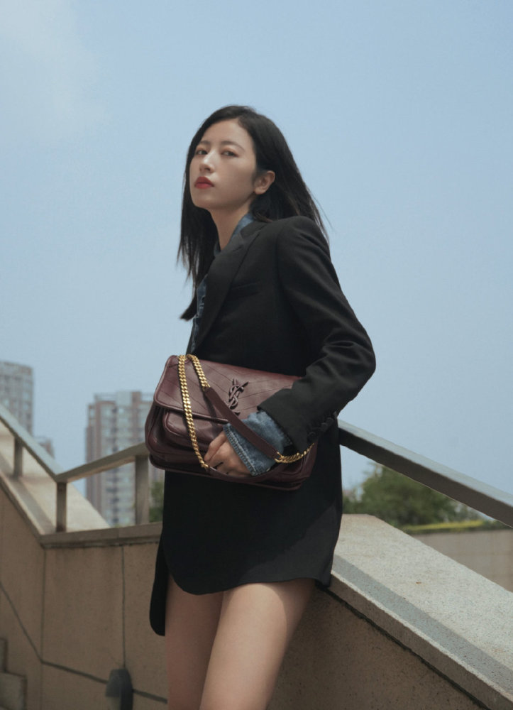 周雨彤这是什么神仙气场,穿荧光黄外套配金色大耳环,亮眼又霸气