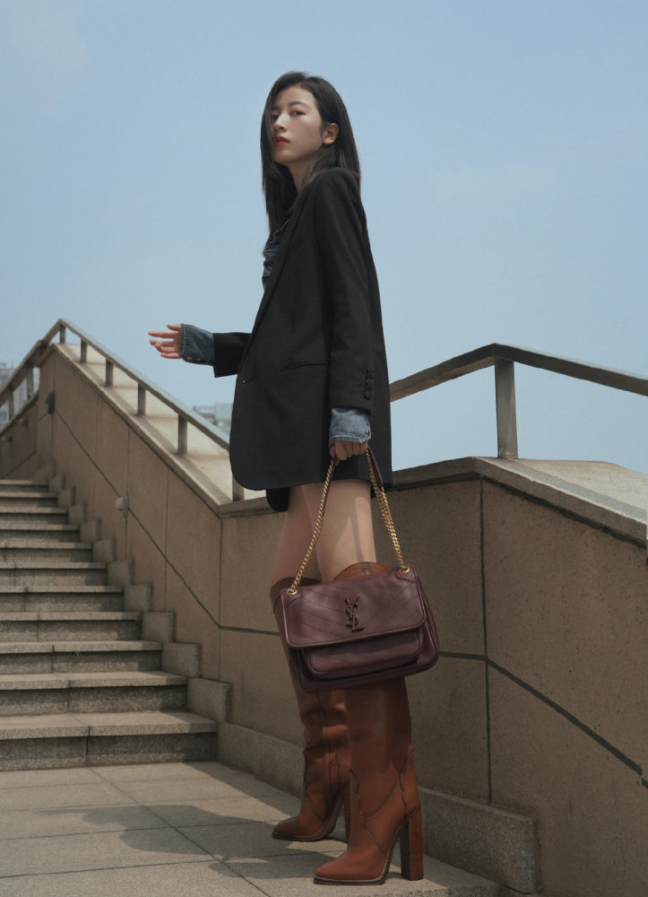 周雨彤这是什么神仙气场,穿荧光黄外套配金色大耳环,亮眼又霸气