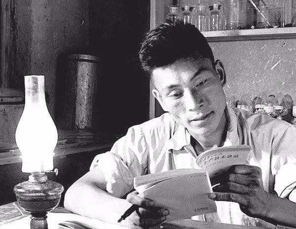 1958年,陕西醴泉县烽火大队队长王保京在学习农业科学知识.茹遂初/摄.