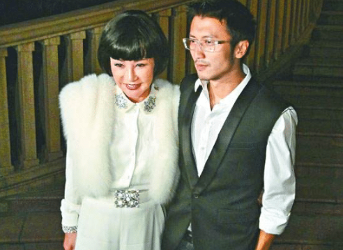 何鸿燊|曾经的情侣一同现身赌王葬礼，举止亲密似恋人，身后老公很无奈