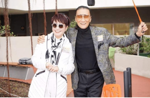 何鸿燊|曾经的情侣一同现身赌王葬礼，举止亲密似恋人，身后老公很无奈