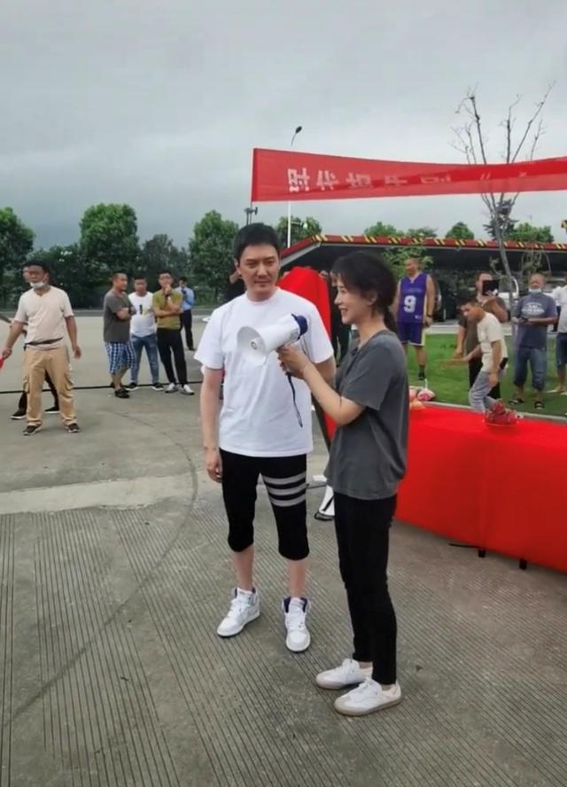 冯绍峰|冯绍峰新戏开机身材发福，状态油腻白发不少，婚后与赵丽颖反差大